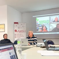 Grup de tineri discutând idei și planuri pentru proiectele asociației