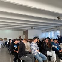 Voluntari colaborând la organizarea acțiunilor și activităților pentru comunitate