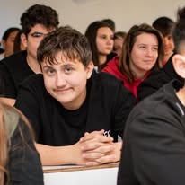 Copii și adolescenți prezentând proiectele realizate în echipă la finalul atelierului