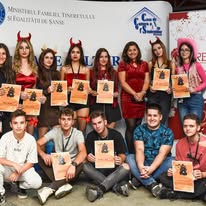 Membri ai comunității adunați pentru a sprijini familiile defavorizate
