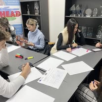Grup de tineri discutând activ despre implicarea civică și proiecte locale