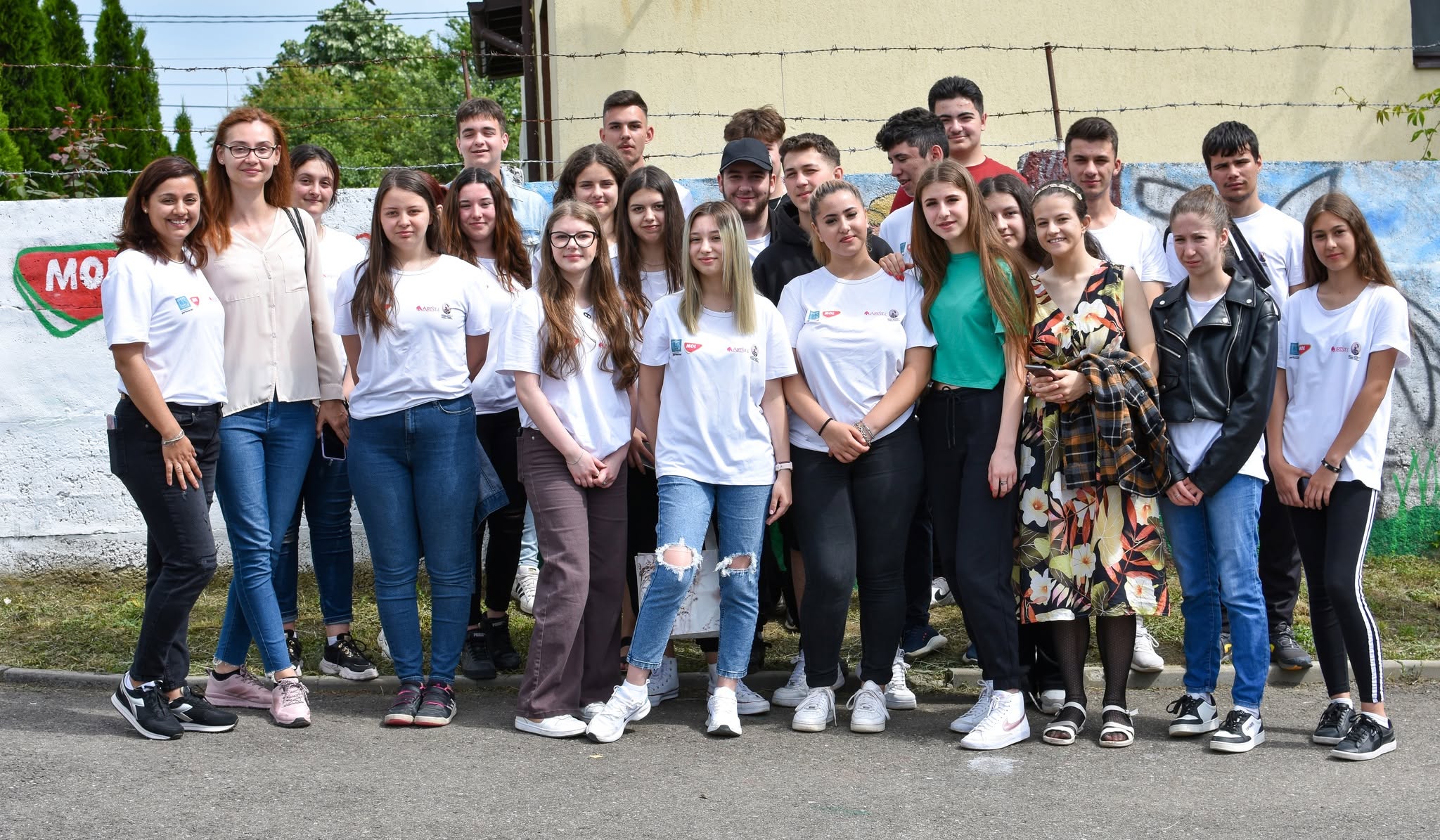 Echipa Asociației ARES'EL și voluntari într-un atelier comunitar în Prahova